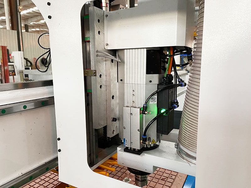 帶自動換刀裝置的數控雕刻機