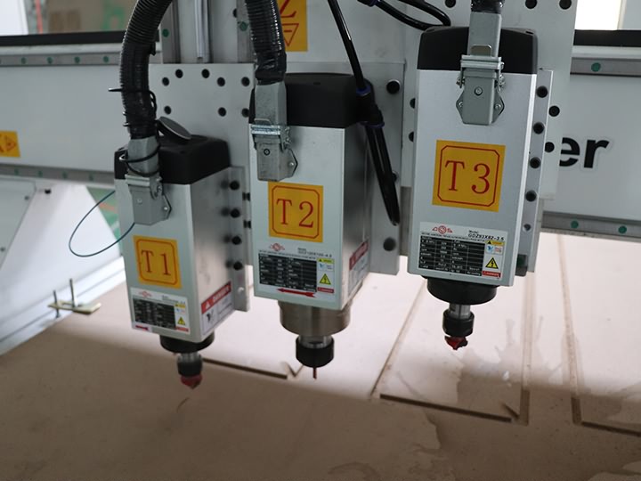 出售三軸數(shù)控木材銑削和切割機(jī) 出售三軸數(shù)控木材銑削和切割機(jī)