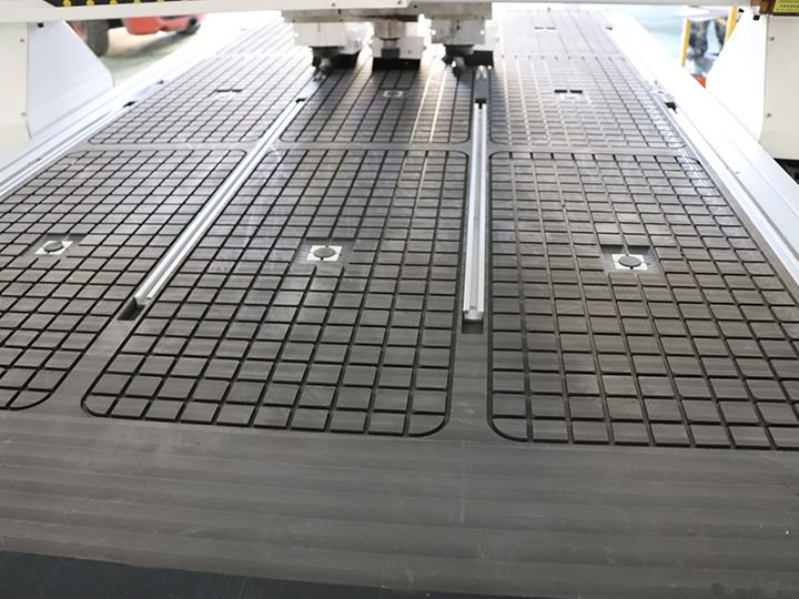 出售三軸數(shù)控木材銑削和切割機(jī) 出售三軸數(shù)控木材銑削和切割機(jī)