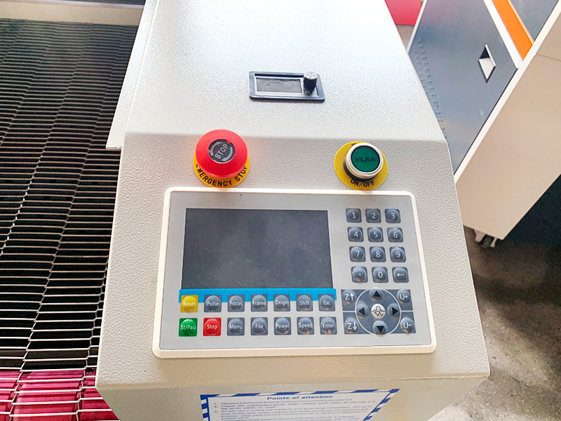 帶自動(dòng)送料器的家用數(shù)控激光布料切割機(jī) 帶自動(dòng)送料器的家用數(shù)控激光布料切割機(jī)