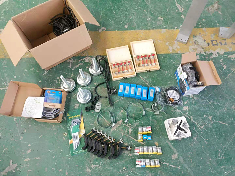 機(jī)器附帶的配件和工具 機(jī)器附帶的配件和工具