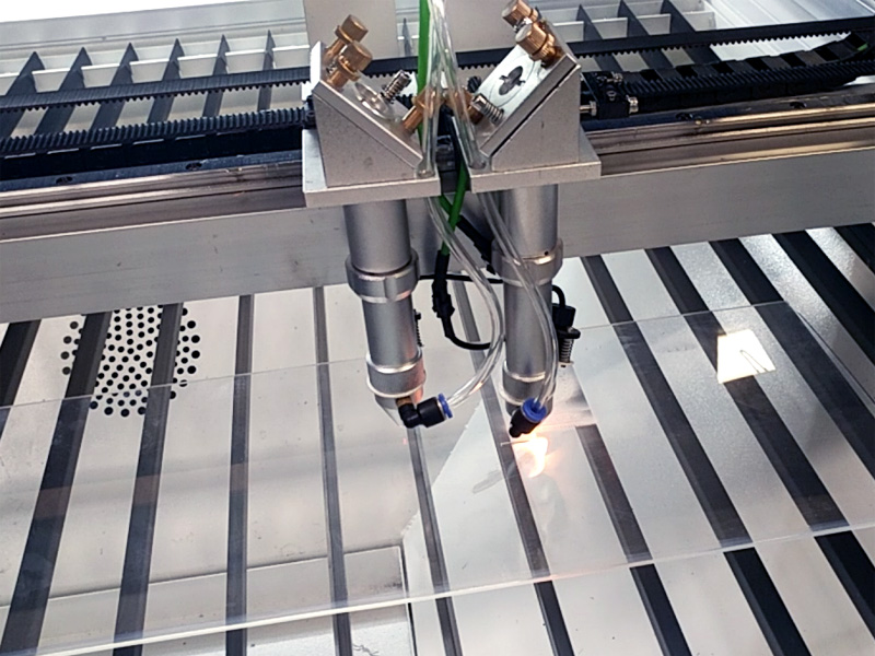 價(jià)格實(shí)惠的激光雕刻機(jī)，適用于皮革、織物、紙張、牛仔褲