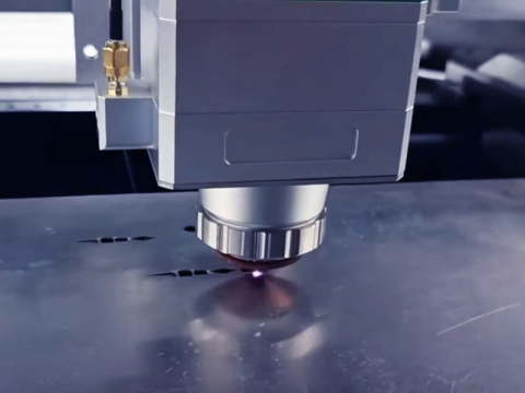 使用高精度金屬激光切割機(jī)切割銀 使用高精度金屬激光切割機(jī)切割銀